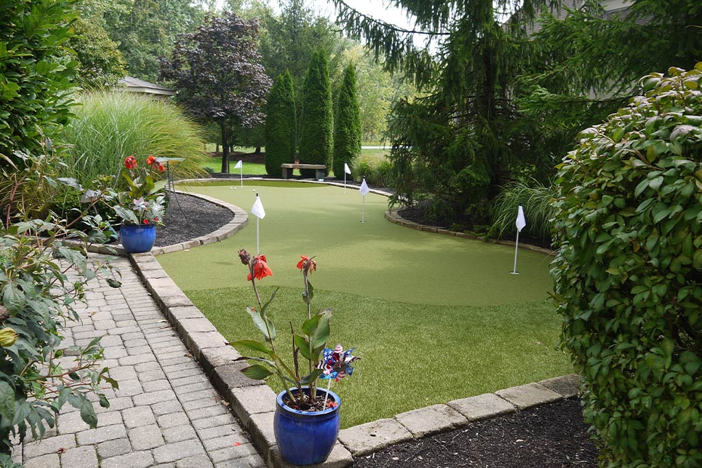 Residential putting green
